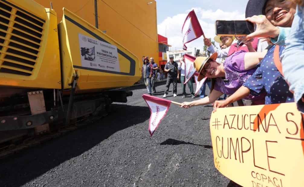 Equipos de trabajo municipal operan maquinaria pesada en Circuito Morelia Norte para transformar vialidades con más de dos décadas de deterioro. Foto Especial