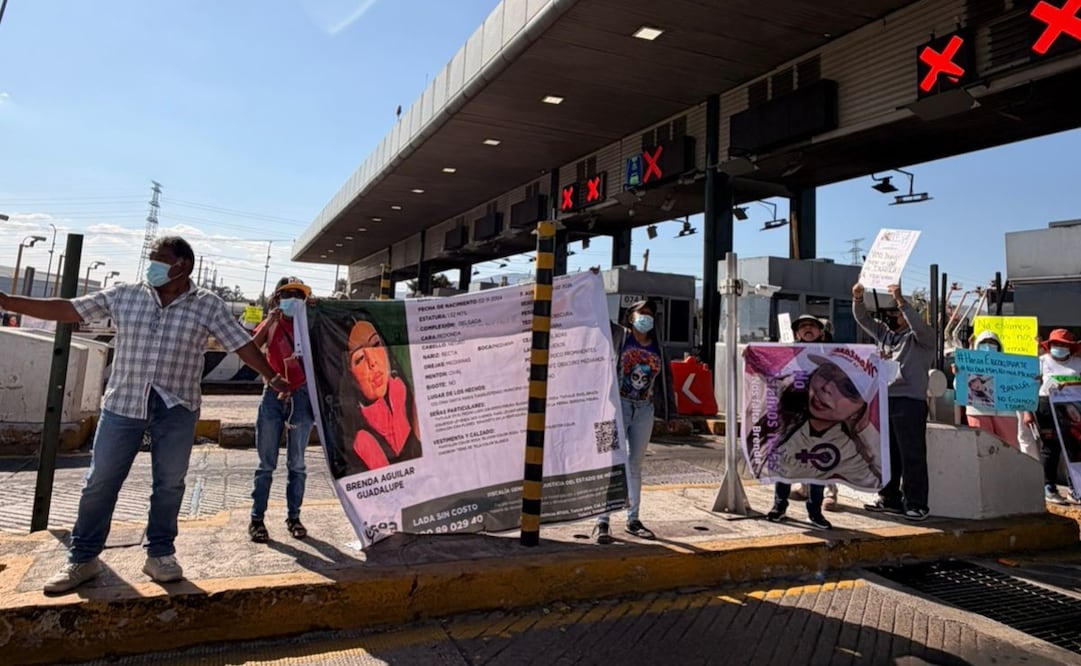 Con pancartas y fichas de búsqueda, familias exigen la localización con vida de sus seres queridos en la autopista México-Querétaro. Foto Especial