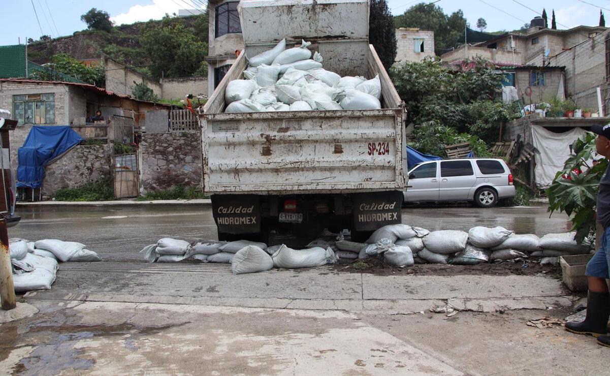 Se llevan a cabo trabajos de limpieza en drenajes, rejillas y calles para evitar taponamientos que agraven la situación. Foto: Especial