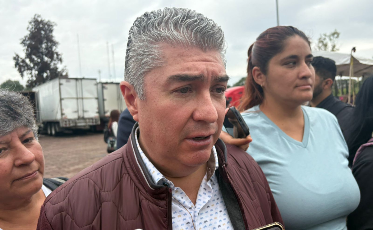 Juan Carlos González Romero anuncia en Cuautitlán Izcalli que el programa "Mujeres con Bienestar" incluye un seguro de vida que ha beneficiado a 400 familias de mujeres fallecidas. Foto: Arturo Contreras