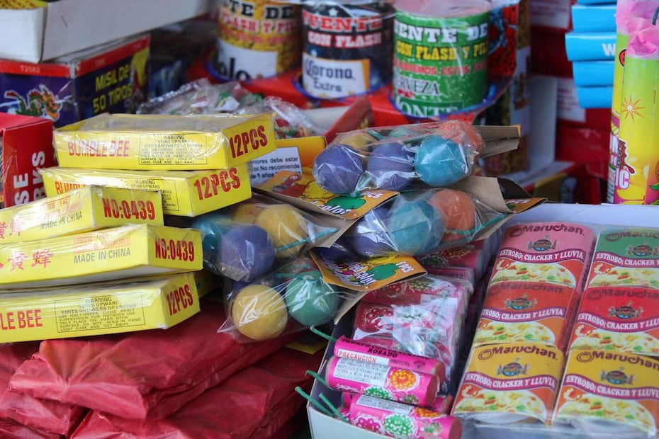 PC Los Reyes La Paz recomienda el uso de mezclilla y algodón al presenciar espectáculos de pirotecnia por su resistencia a las chispas. Foto Especial