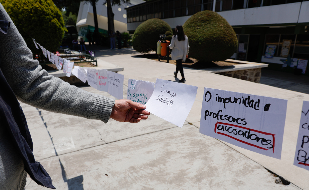 La asamblea estudiantil de la Facultad de Ciencias acudió a la Rectoría para entregar un pliego petitorio / Foto Arturo Hernández