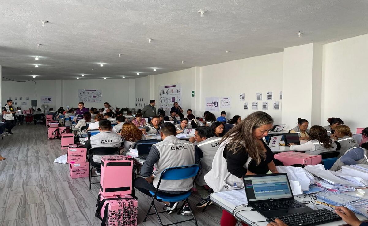 Observadores y personal del IEEM supervisan el avance de los cómputos distritales / Foto: Especial