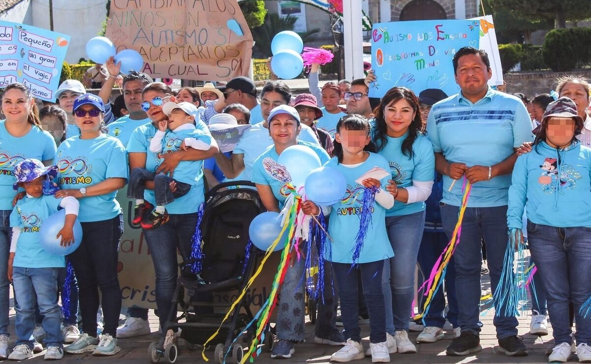 Al finalizar la caminata, se llevó a cabo una breve ceremonia en la plaza principal, donde se compartieron testimonios de familias. Foto: Especial