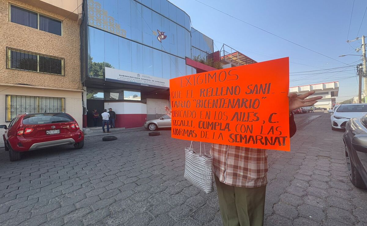 Cuestionan los vecinos cercanos al basurero a cielo abierto en Cuautitlán Izcalli sobre los residuos que se tiran. Foto: Arturo Contreras