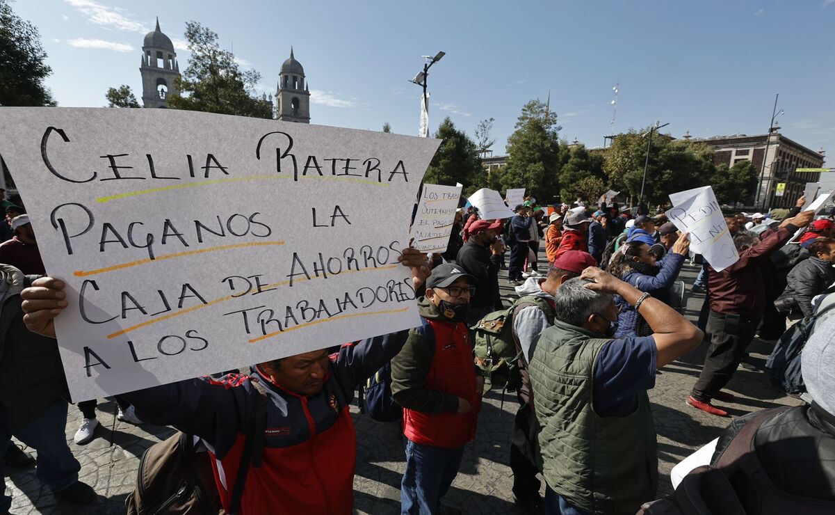 Trabajadores de Ecatepec protestan en Toluca y exigen audiencia con la gobernadora