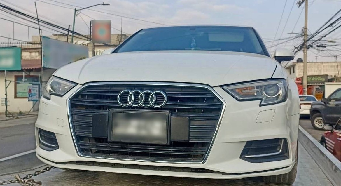 Podrían multarte por dificultar la visibilidad de tus placas. Foto: Especial