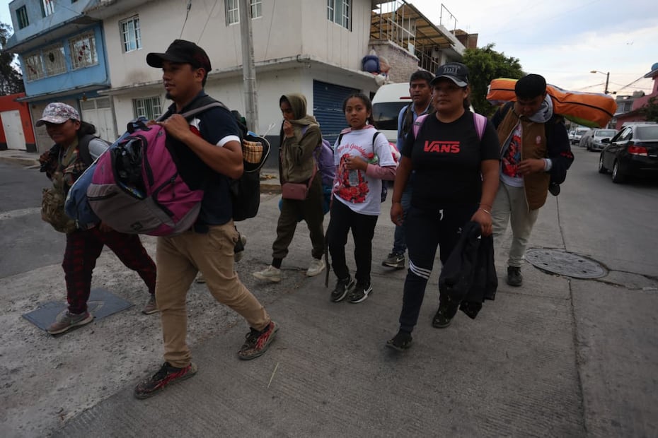 Confundidos y cansados, los peregrinos deben abandonar su camino habitual y sortear coches, topes y vendedores ambulantes en las calles de la colonia El Sol, antes de retomar la marcha hacia el Tepeyac. Foto Luis Camacho / El Universal