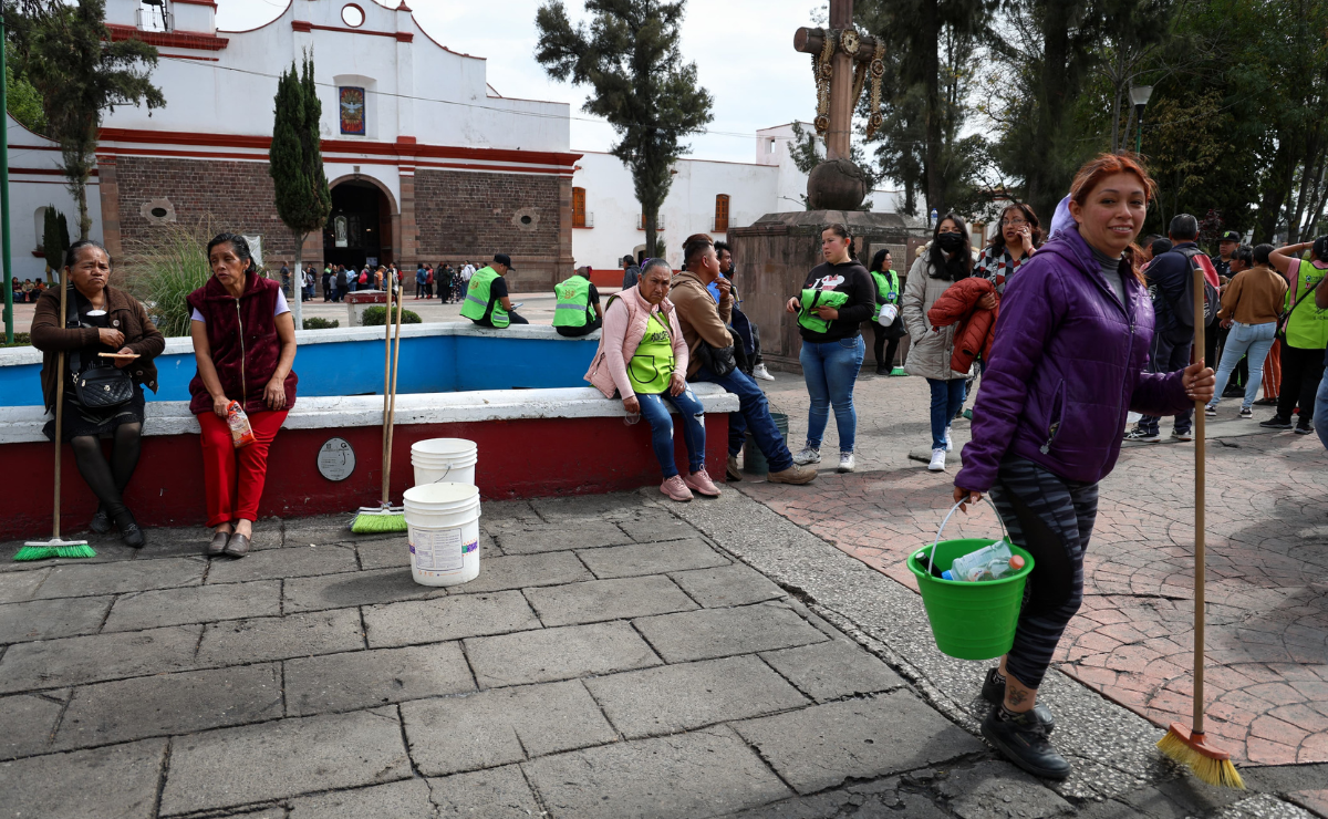 Manos a la obra: Comerciantes de Ecatepec en acción, recogiendo la basura de las calles. Foto: Luis Camacho