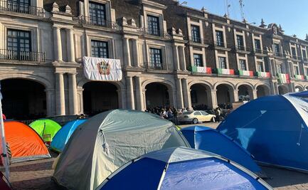Organizaciones docentes cumplen tres días de plantón frente a Palacio de Gobierno en Toluca