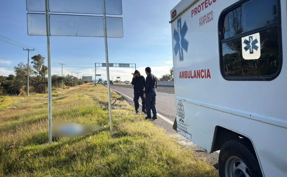 Personal de emergencia confirmó la ausencia de signos vitales de la joven localizada sobre la autopista México-Tulancingo. Foto especial