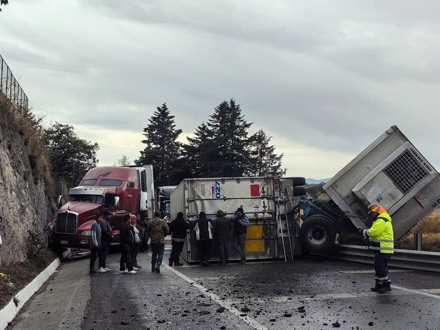 Cuerpos de emergencia llegaron a la zona para atender el accidente. Foto Especial