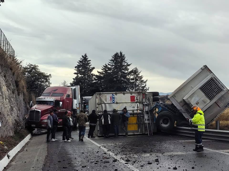 Cuerpos de emergencia llegaron a la zona para atender el accidente. Foto Especial