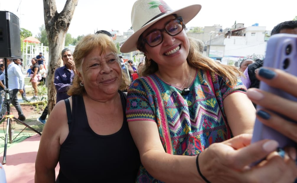 La alcaldesa Azucena Cisneros entregó el parque recreativo de Ampliación Tulpetlac, equipado con juegos infantiles y cancha deportiva. Foto Especial