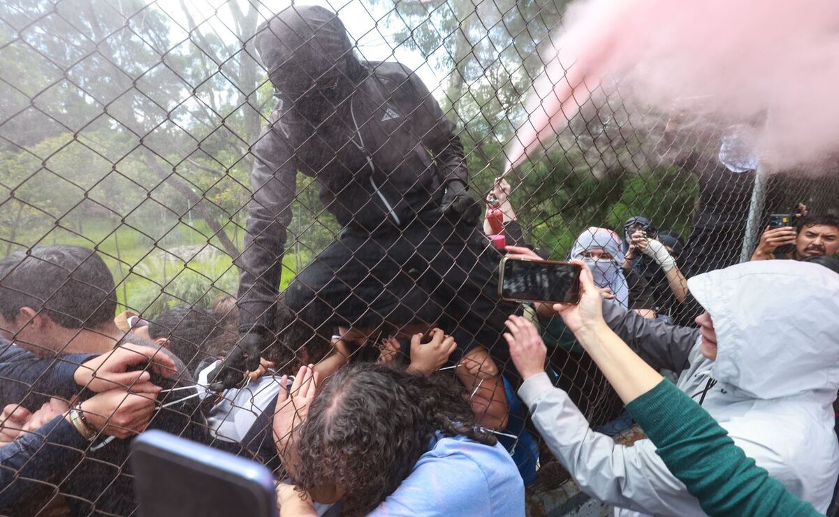 Este domingo hubo un enfrentamiento entre paristas y estudiantes / Foto Alejandro Vargas
