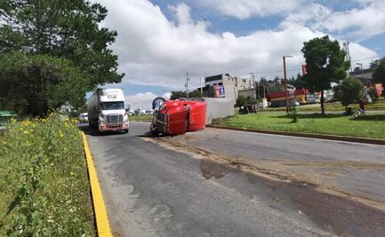 Vuelca tráiler sobre el Circuito Vial Jorge Jiménez Cantú en Atlacomulco