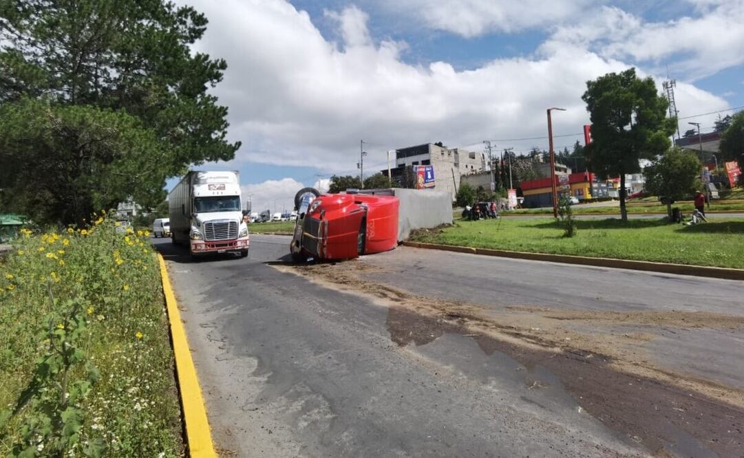 La unidad volcó está mañana sobre el Circuito Vial Jorge Jiménez Cantú con dirección a Toluca, dejando un saldo de una persona lesionada. Foto: Michelle Sánchez