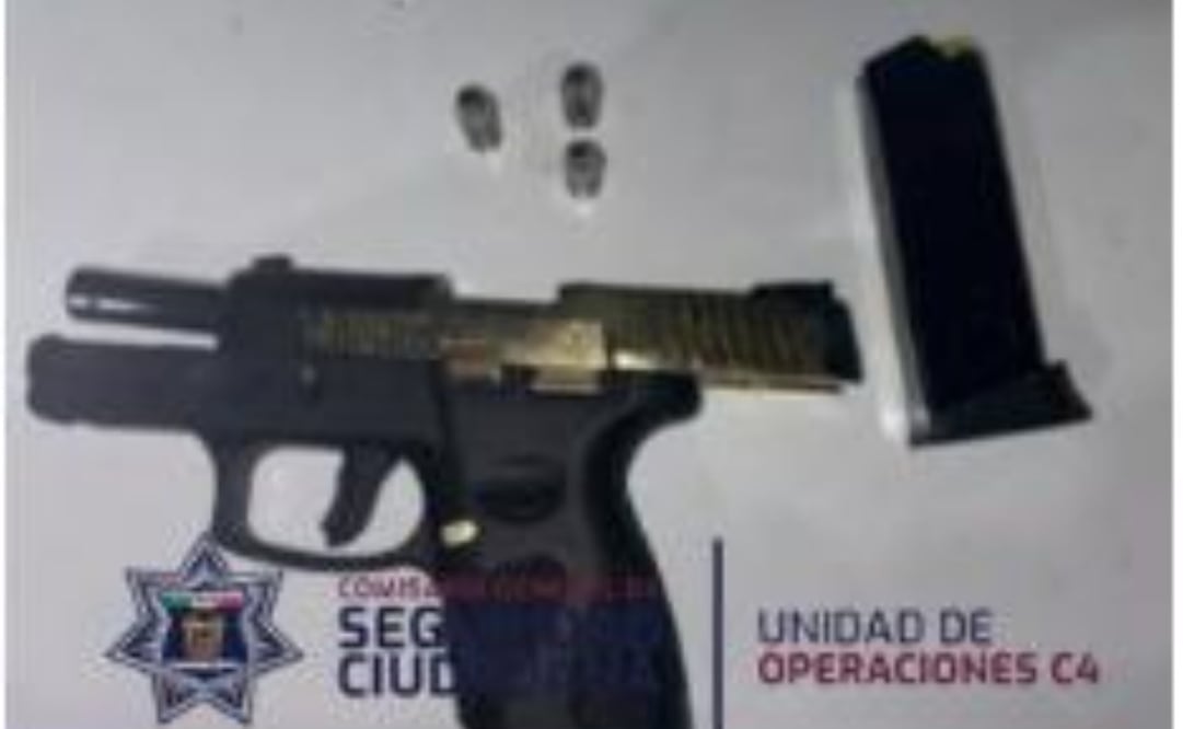 A Leonardo "N" y a "Kevin" les fue asegurada un arma de fuego calibre .380. Foto. Especial
