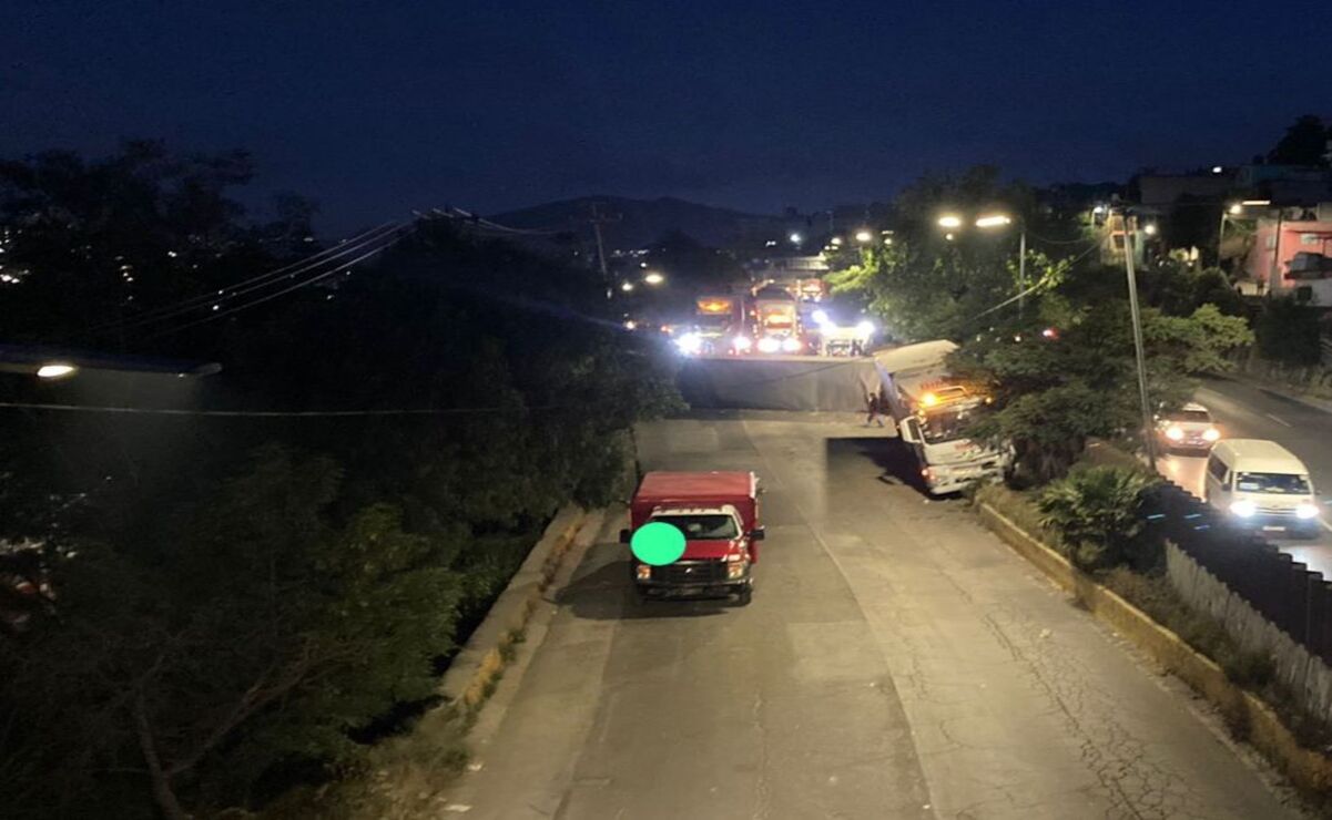 El chofer de esa unidad de carga de la empresa Bimbo, fue trasladado a un hospital / Foto Especial