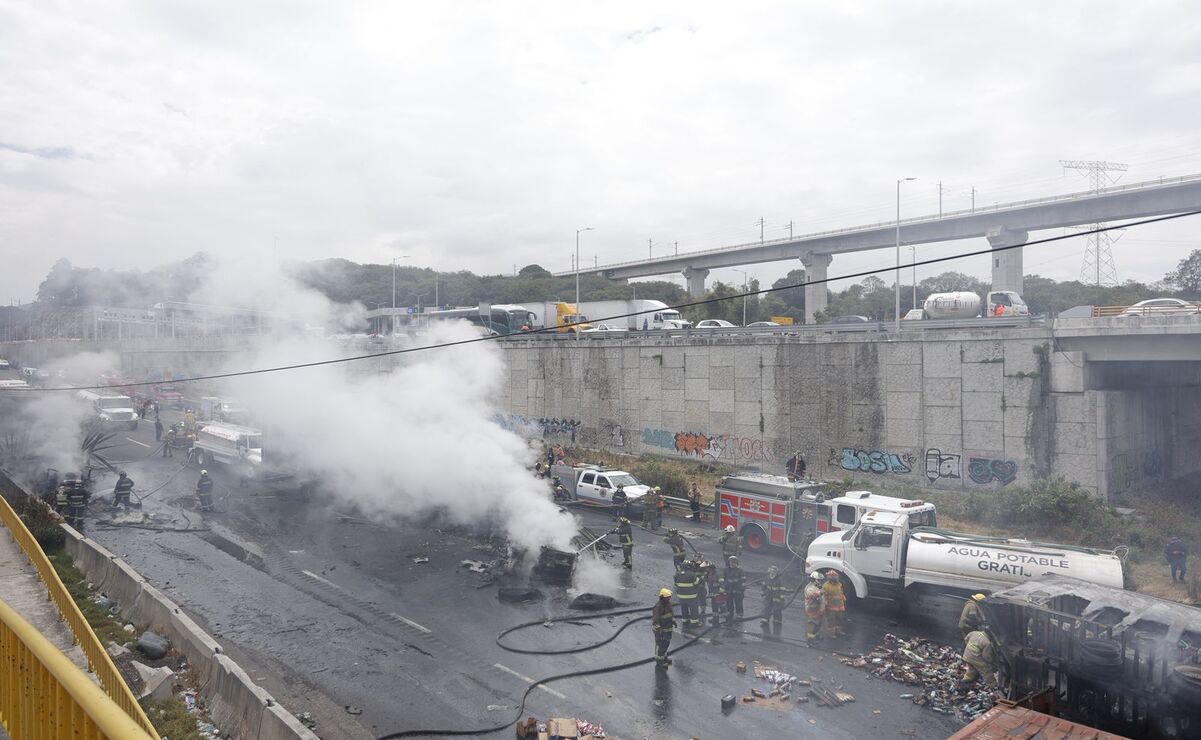 Tras el accidente, llegaron los cuerpos de Bomberos de los municipios de Lerma y Ocoyoacac para controlar el fuego de uno de los tractocamiones. Foto: Arturo Hernández/ El Universal Estado de México