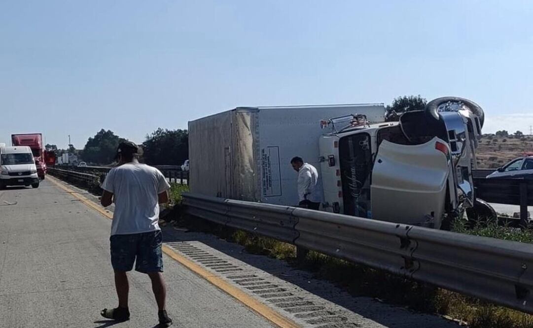 En el lugar del accidente, se encuentran un camión volteado y un tráiler descompuesto. Foto: Especial