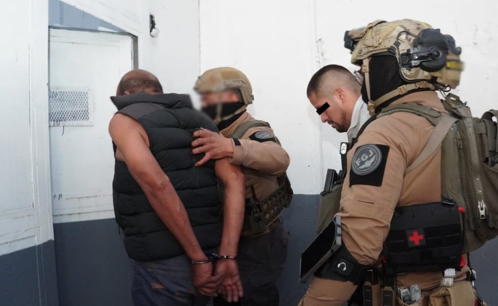 Los detenidos ingresan al Centro Penitenciario de Tlalnepantla bajo un fuerte dispositivo de seguridad. Foto Especial