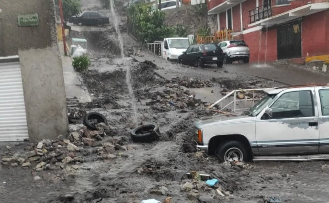 Ciudadanos buscan rutas alternas en Tlalnepantla Centro debido a las anegaciones que impiden el cruce seguro de calles. Foto Especial