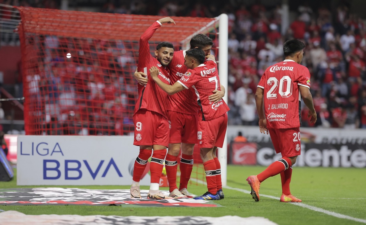 Alexis Vega en el partido, quien marcó una tripleta de goles para la remontada ante Necaxa. Foto: Especial