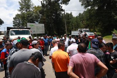 Comerciantes y automovilistas varados sufren perdidas económicas por bloqueos en Valle de Bravo