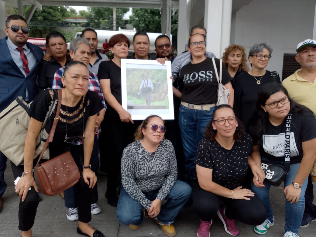 Los integrantes de la estación de Bomberos y Protección Civil de Naucalpan rindieron homenaje Jorge Arce.