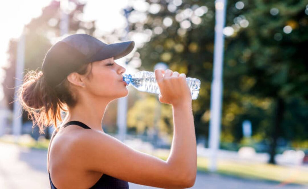 La OMS recomienda consumir de 2 a 3 litros de agua diariamente, aunque las necesidades pueden variar según la edad, sexo, dieta y tipo de actividad física. Foto: ljubaphoto / istock