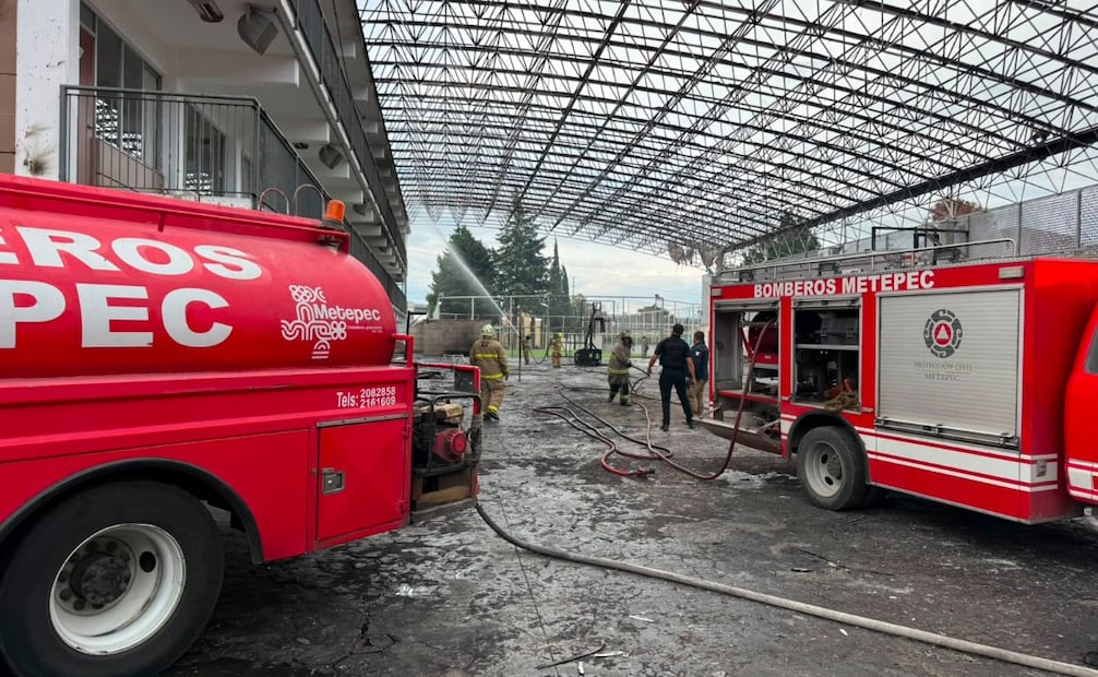 Elementos del Cuerpo de Bomberos de Metepec lograron sofocar las llamas de manera oportuna, evitando una tragedia mayor. Foto Especial