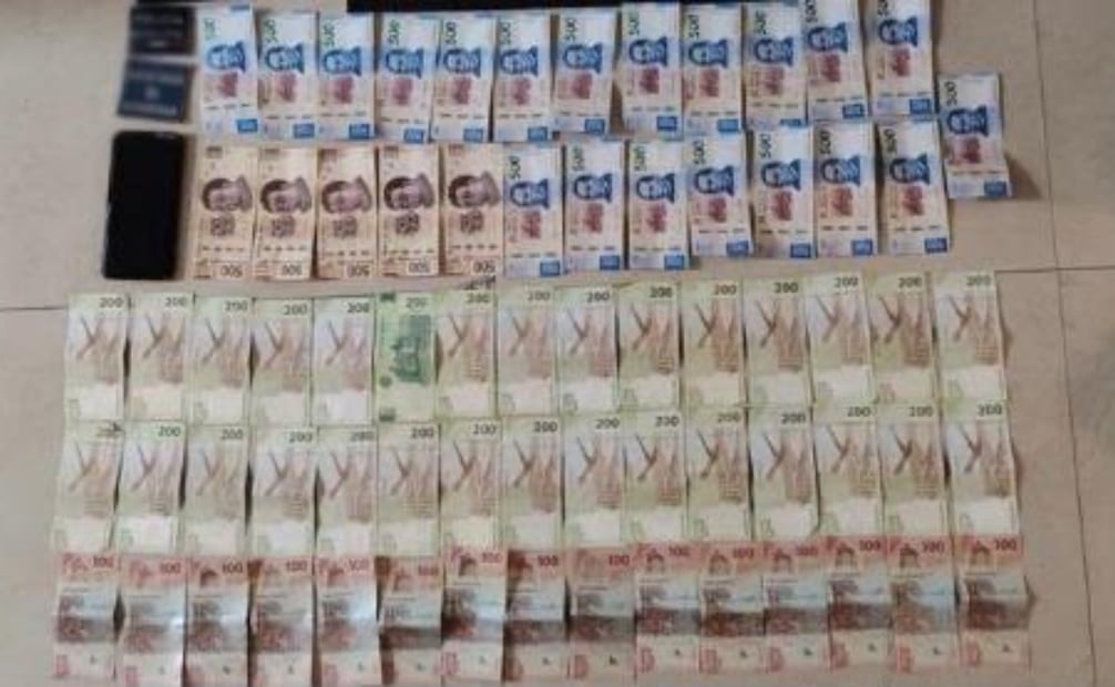 Tras la inspección de seguridad, uniformados recuperaron los 20 mil pesos en efectivo que le habían sido exigidos a la víctima. Foto Especial