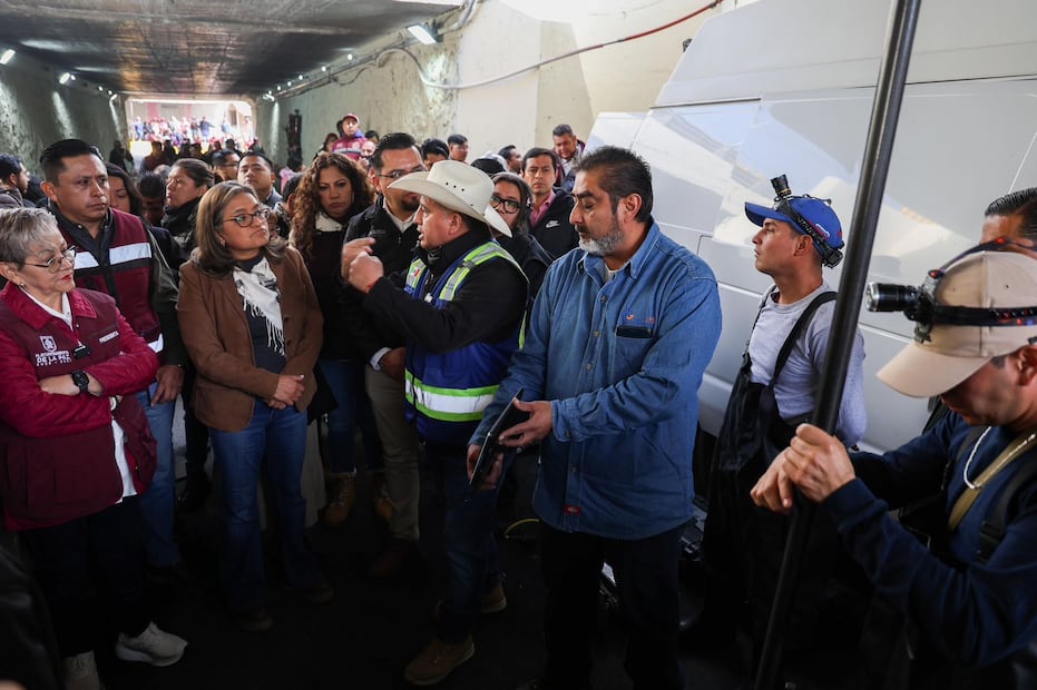 Autoridades de Conagua, Iztapalapa y Los Reyes La Paz dan el banderazo de salida a las obras hidráulicas en los límites de ambas demarcaciones. Foto Especial