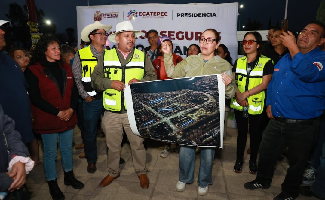 La alcaldesa Azucena Cisneros Coss acciona el interruptor que devuelve la luz a la avenida Libertadores de América. Foto Especial