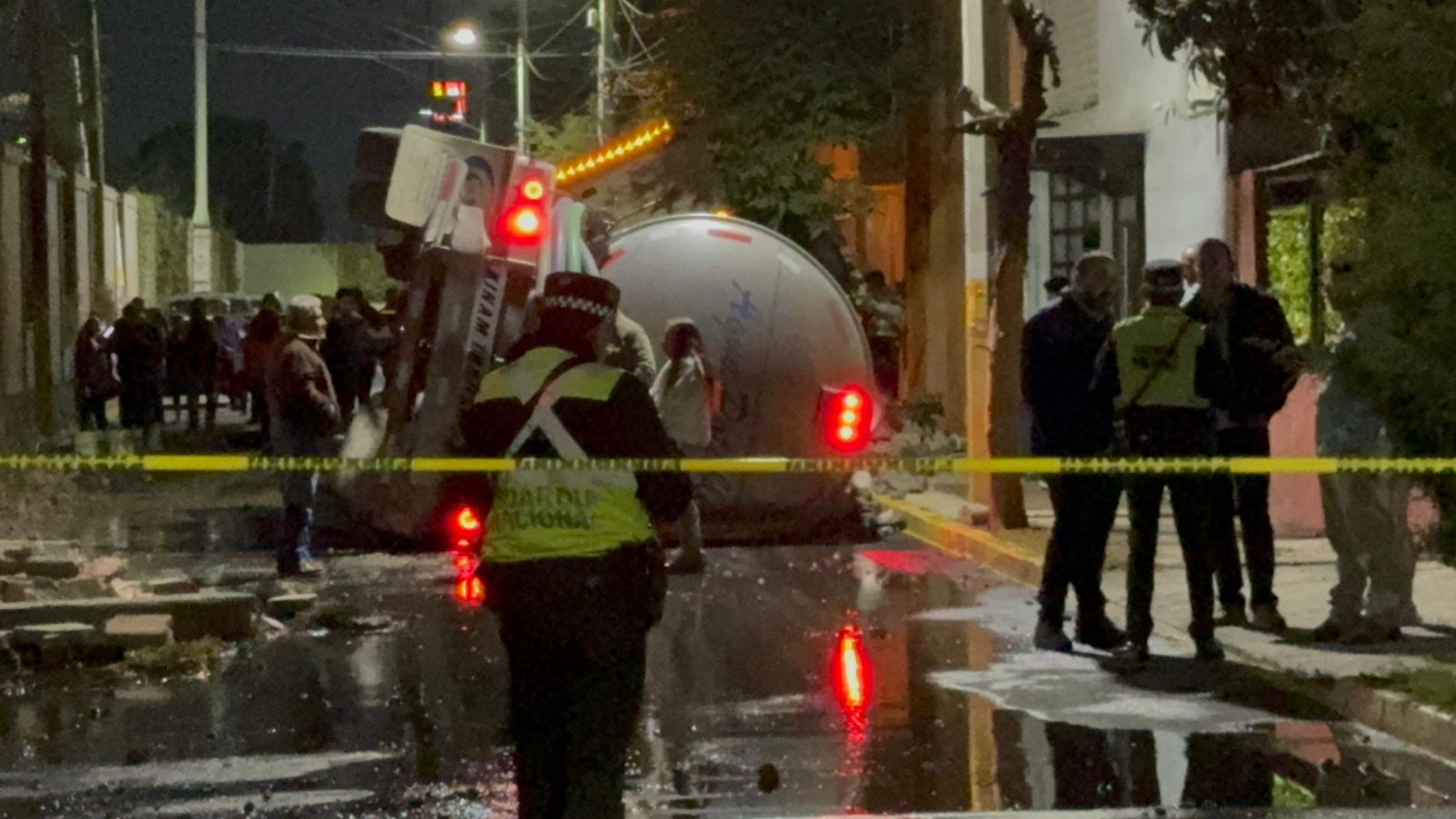 ¡Desastre en Texcoco! Pipa vuelca y deja cuantiosos daños