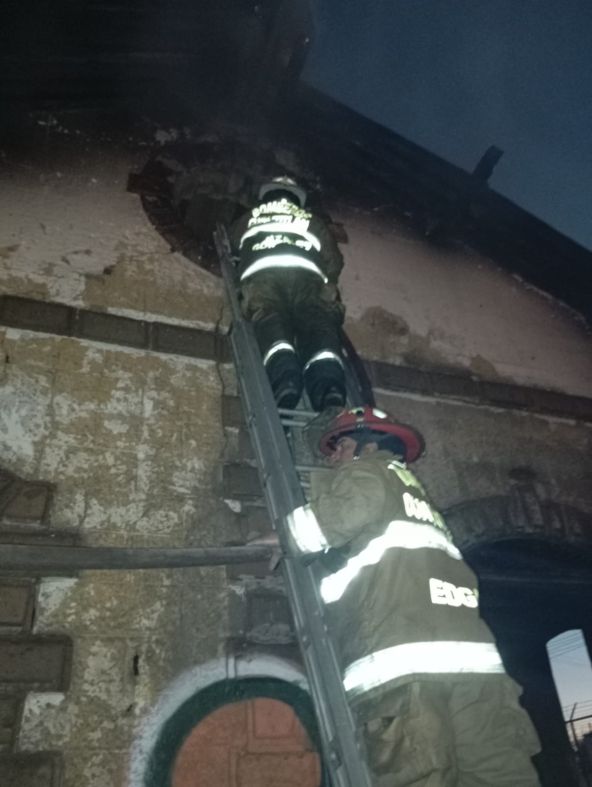 El incidente comenzó con un incendio provocado por una fogata encendida por personas sin hogar en la estación del tren. Foto Especial
