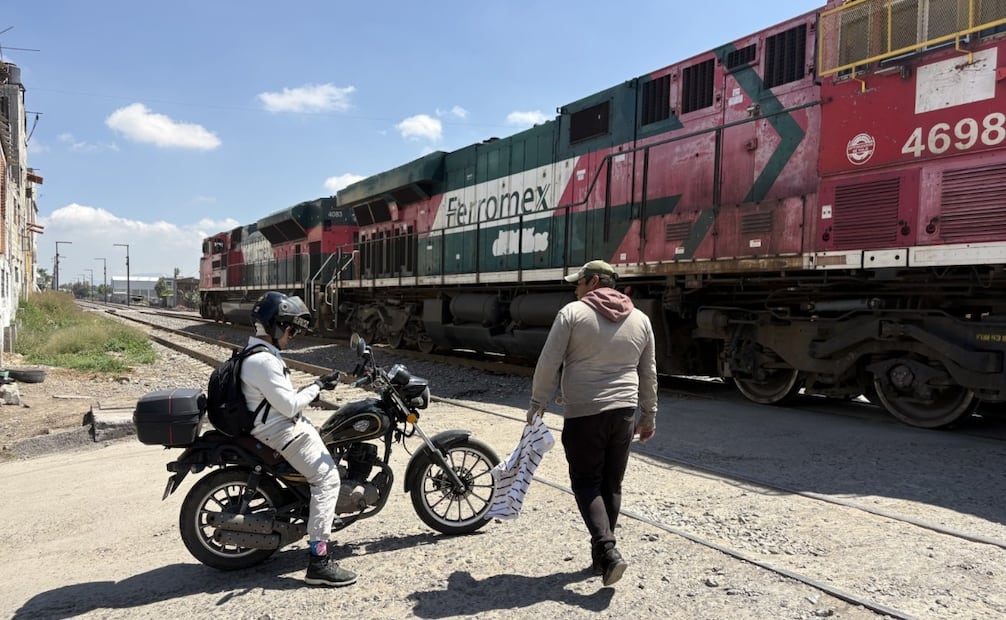 Vecinos advierten que no permitirán el avance de las obras hasta que se definan las medidas de movilidad y las indemnizaciones por afectaciones a viviendas. Foto Arturo Contreras/ El Universal