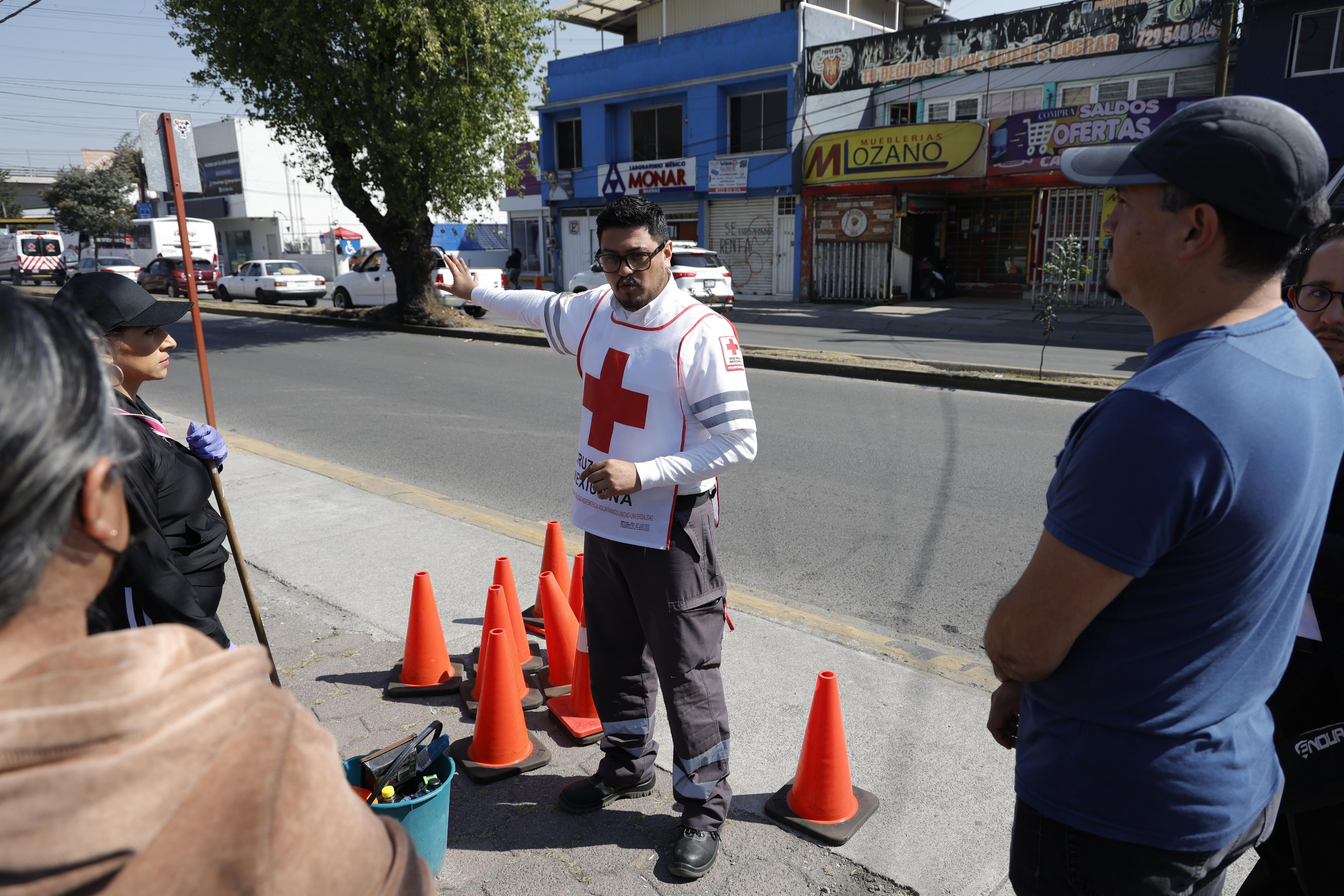 La mitad de los accidentes ocurren cerca de escuelas, por lo que el programa se enfoca en educar a padres y alumnos en seguridad vial. Foto Arturo Hernández