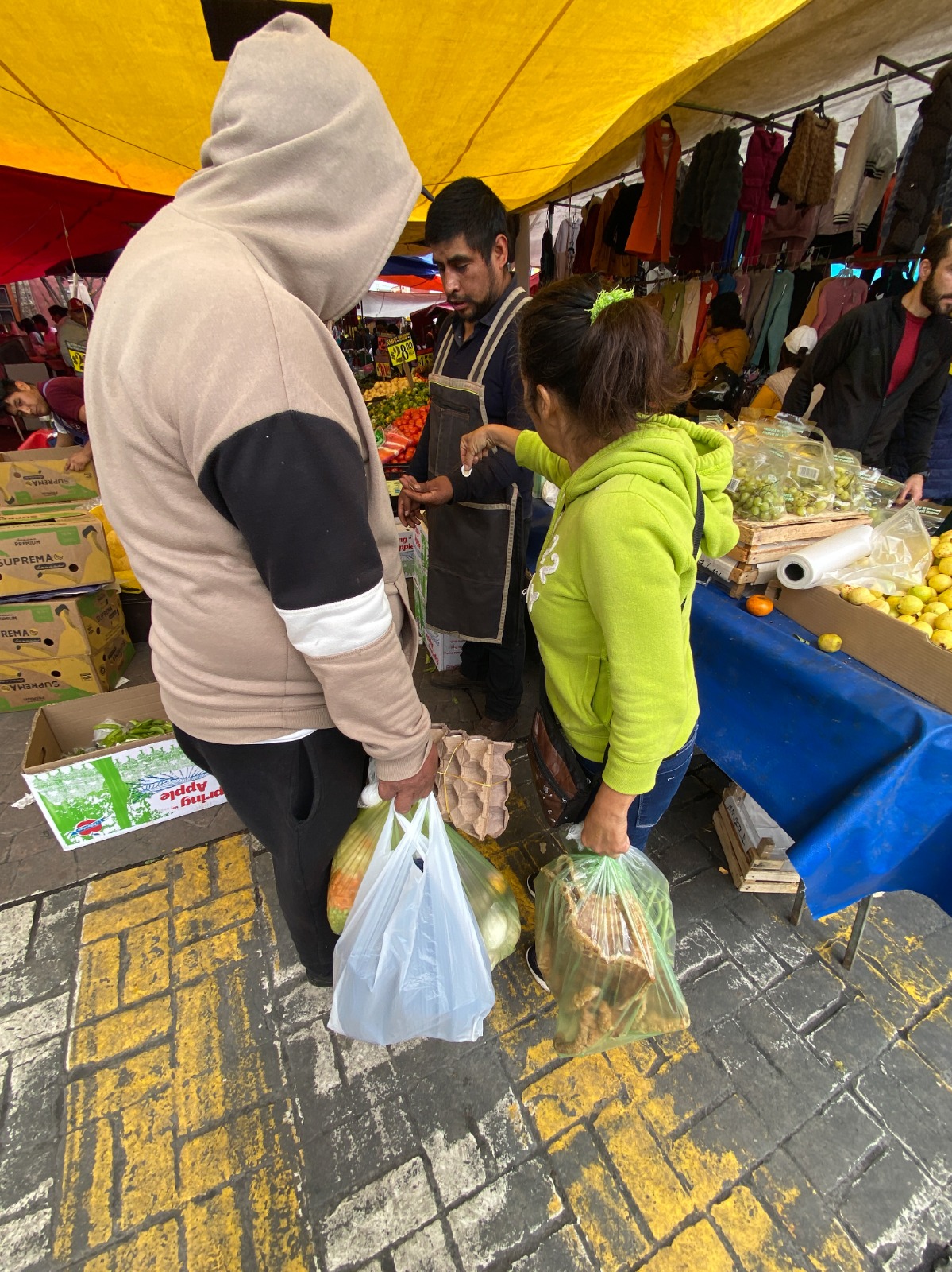 En el mercado es común ver bolsas de plástico. Foto Arturo Hernández