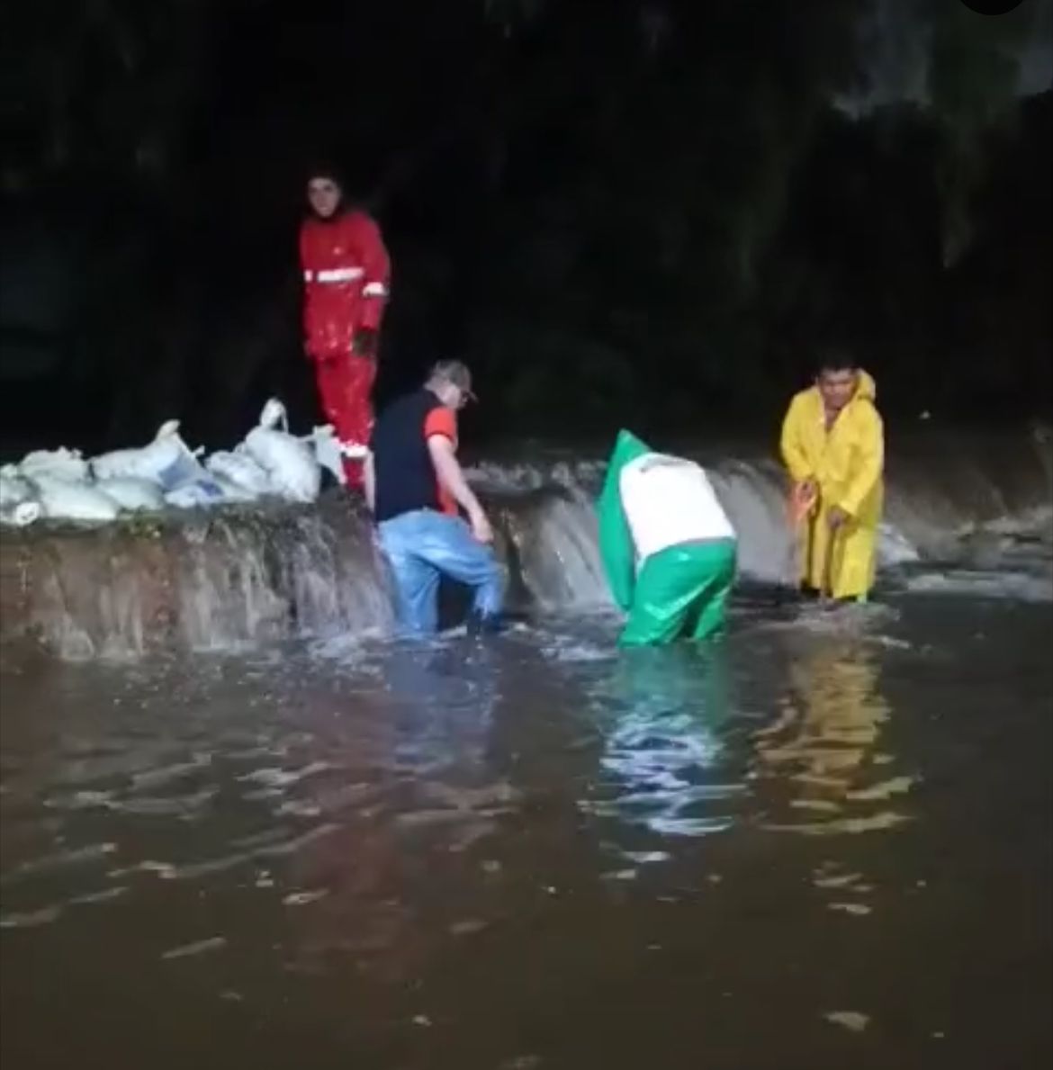 El Ayuntamiento informó que ya hay personal trabajando para que el nivel del agua baje. Foto especial