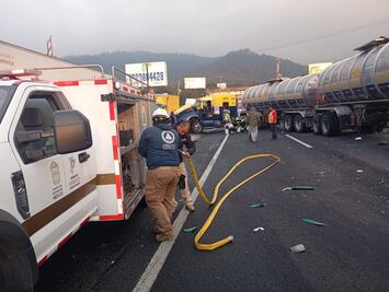 Cuatro heridos y cierre total de la México-Toluca; pipa invade carriles en La Marquesa