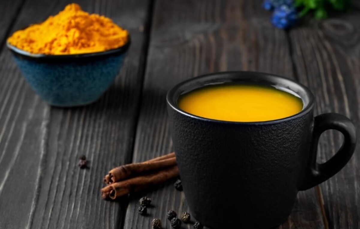 La cúrcuma puedes añadirla a tus comidas, como sopas, guisos o arroces, e incluso usarla para preparar una "leche dorada". Foto Especial