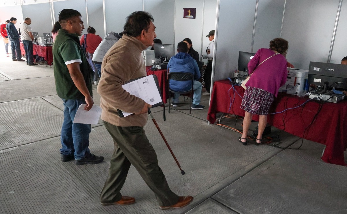 Muchos adultos mayores hicieron fila para pagar el predial y recibir descuentos. Foto: Luis Camacho