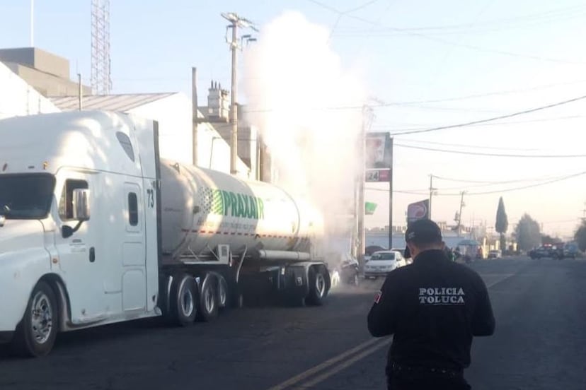 Fuga de nitrógeno moviliza a cuerpos de emergencia frente a empresa en Toluca