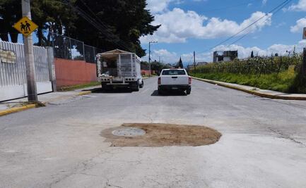 Tapan boquete en calle de Capultitlán
