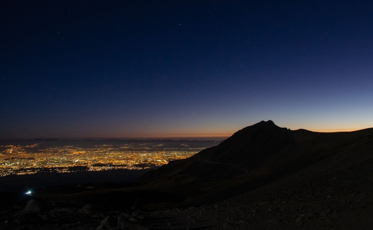 El abuso de las luminarias LED, con su espectro frío y brillante, ha intensificado el problema / Foto: Arturo Hernández