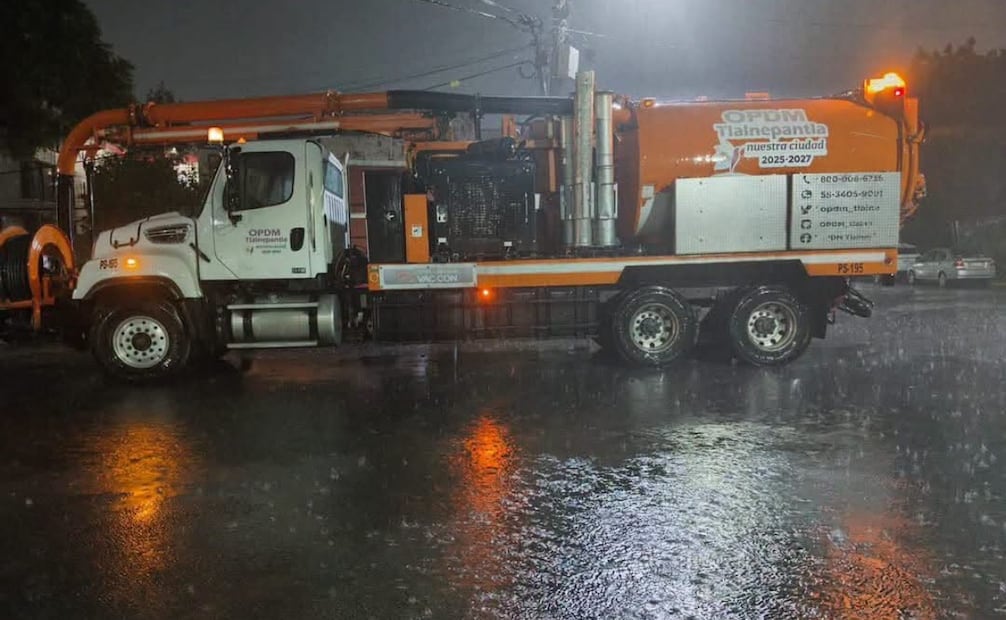 Cuadrillas del organismo de agua OPDM y bomberos municipales trabajaron a marchas forzadas para mitigar las inundaciones provocadas por la tormenta. Foto Especial