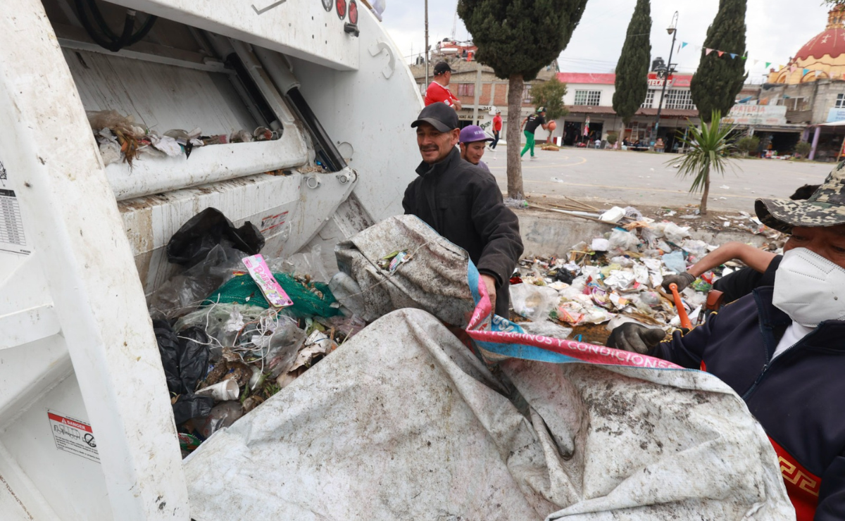 Ciudadanos del Estado de México reciclan en las nuevas máquinas inteligentes. Foto: Alejandro Vargas