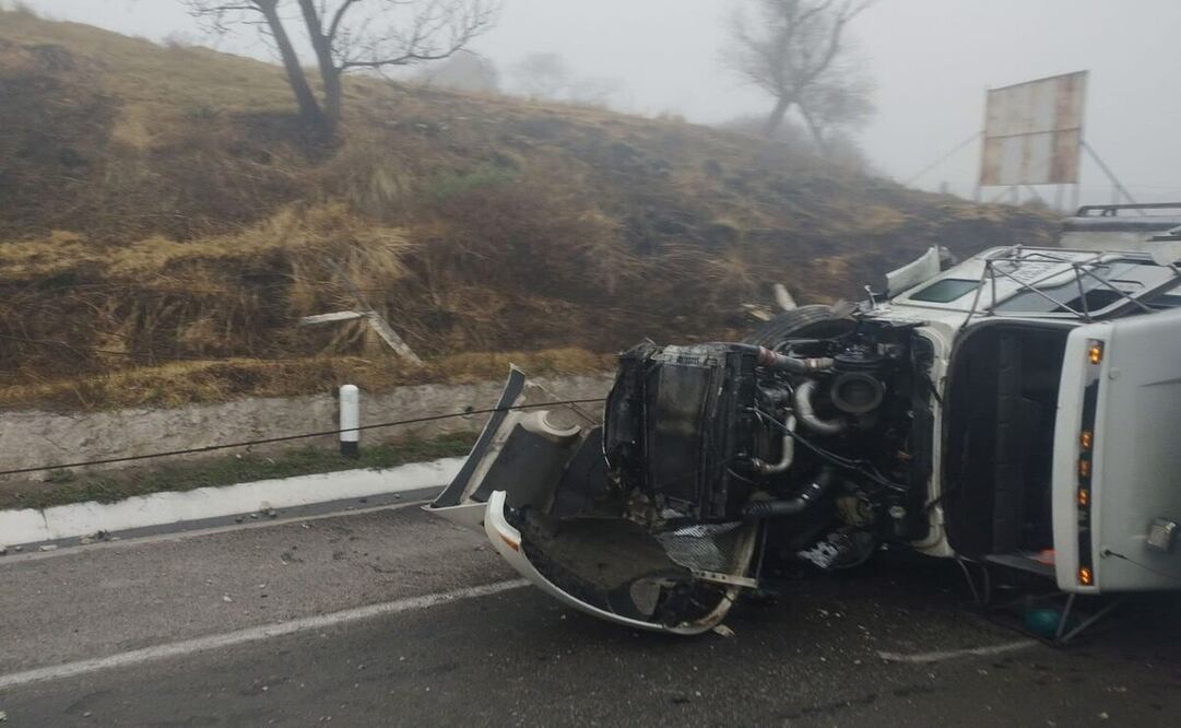 Sobre la autopista Toluca-Atlacomulco se registró una volcadura de un tráiler. Foto: Especial